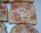 Foto langkah ke 4 dari resep Roti tawar renyah gurih ala pizza.