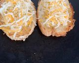 તવા ચીઝ ગાર્લિક બ્રેડ (Tawa Cheese Garlic Bread Recipe In Gujarati) રેસીપી સ્ટેપ2ફોટો