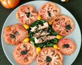 Foto del paso 7 de la receta: Ensalada de caballa,tomate, espinacas y vinagreta de espirulina