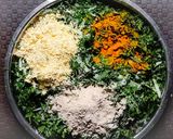 शेवग्याच्या पानांचे कटलेट (shevgyachya panache cutlet recipe in marathi) रेसिपी स्टेप 2 फोटो 
