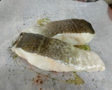 Foto del paso 2 de la receta: Merluza en papillote con guarnición de judías, champiñón y surimi
