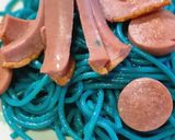Foto del paso 4 de la receta: Spaghetti azules con pulpitos de salchicha
