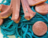 Foto del paso 4 de la receta: Spaghetti azules con pulpitos de salchicha