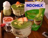 Foto langkah ke 5 dari resep Creamy Matcha Strawberry Tiramisu.
