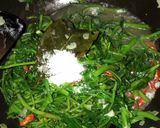 Foto langkah ke 4 dari resep Tumis Kangkung Saus Tiram.