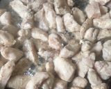 Foto del paso 2 de la receta: Pollo en crema de champiñones y arroz con espinaca
