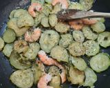 Une image de l'étape 3 de Pennes aux courgettes et crevettes à la crème.