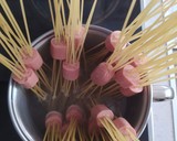 Foto del paso 3 de la receta: Spaghetti con salchichas de una forma especial