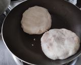 Foto del paso 3 de la receta: Arepas🫓de yuca rellenas de queso y bocadillo de guayaba🥯🧀🍯