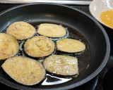 Foto del paso 5 de la receta: Berenjenas fritas con salsa de yogur natural