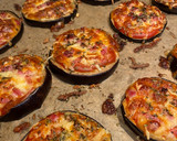Foto del paso 3 de la receta: Berenpizza: mini pizzas de berenjena con mozzarella, tomate y bacon🧡