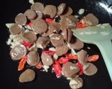 Foto langkah ke 3 dari resep Tumis Pedas Jamur Shimeji Putih.