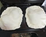 Foto del paso 3 de la receta: Empanadas express de muzzarella y verdeo en sandwichera
