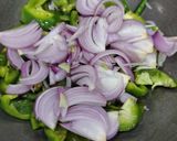 शिमला मिर्च प्याज की सब्जी रेसिपी चरण 2 फोटो