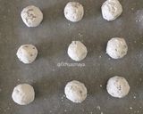 Foto langkah ke 4 dari resep Red Velvet Crinkle Cookies.