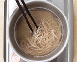 รูปขั้นตอนการทำที่ 3 ของ หม้อไฟไก่และผักรวมเสิร์ฟพร้อมเส้นโซบะ