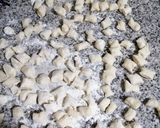 Foto del paso 3 de la receta: Ñoquis con harina leudante y salsa roja