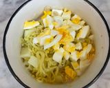 صورة لخطوة 4 من وصفة -اندومي بخلطة البيض المسلوق اللذيذة 🍜😋!