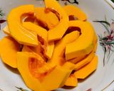 Hình bước làm 2 của món Bí đỏ hấp chả cá