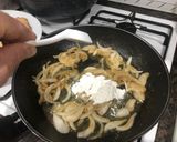 Foto del paso 3 de la receta: Lomo en salsa de cebolla con tiras de piquillo