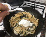 Foto del paso 3 de la receta: Lomo en salsa de cebolla con tiras de piquillo