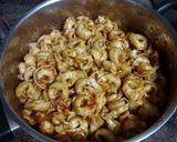 Foto del paso 2 de la receta: Tortellinis rellenos al queso con salchichas