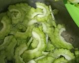 Foto langkah ke 1 dari resep Tumis Pare Ayam.