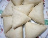 A picture of step 4 of Triangle cabbage pie.
