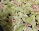 รูปขั้นตอนการทำที่ 2 ของ ผัดแตงกวาใส่ไข่ไก่สับ