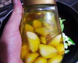 Foto del paso 1 de la receta Salchichas de pollo con con cebolletas tiernas y ajos confitados