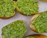 चीज़ ग्रीन कोरिएंडर गार्लिक ब्रेड इन किड्स टिफिन (एयर फ्रायर में) Cheese Green Coriander Garlic Bread in Kids Tiffin रेसिपी चरण 4 फोटो