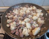 Foto del passaggio 4 della ricetta Pasta con cavolfiore e salsiccia al forno