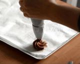 Foto del paso 4 de la receta: Rosas de galleta de chocolate