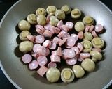 Foto del paso 2 de la receta: Champiñones con salchichas y salsa de cabrales 😁