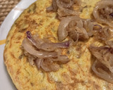 Foto del paso 7 de la receta: Tortilla de patata con jamón y queso y cebolla caramelizada