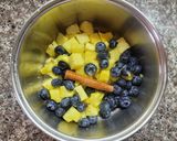 Foto del paso 1 de la receta: Mermelada de ananá y arándanos sin azúcar