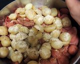Foto del paso 4 de la receta: Papitas cambray con salchichas enchiladas y especias