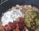 Krémes pestós csirkés tészta (egyedényes) recept fázis 3 fotója
