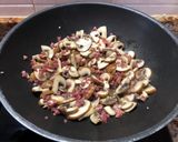 Foto del paso 1 de la receta Espinacas a la crema con champiñones, jamón y huevo poché