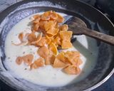 A picture of step 4 of Farfalle cheezy pasta with white sauce.