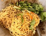 Gambar langkah 3 resipi Yee Mee Goreng Kicap.
