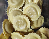 Foto del paso 2 de la receta: Raviolis mozzarella, salsa de queso azul y cebolla caramelizada