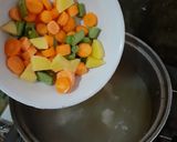 Foto langkah ke 3 dari resep Sup ayam lezat.
