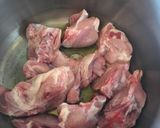 Foto del paso 1 de la receta Guiso de pollo con puerro y guisantes