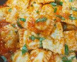 Foto del paso 6 de la receta: Raviolis rellenos de espinacas y ricota con salsa de tomate y albahaca