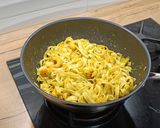 Foto del paso 7 de la receta Tagliatelle con gamberi e zucchini all'aglio