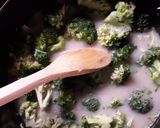 Brokkolikrémleves recept fázis 2 fotója