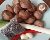 Foto langkah ke 1 dari resep Tumis Udang Jamur Shiitake.