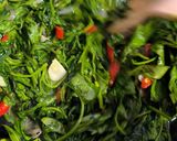 Foto langkah ke 3 dari resep Tumis Kangkung Sat Set.