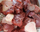 Foto del paso 1 de la receta: Chamorros de res en salsa de birria
